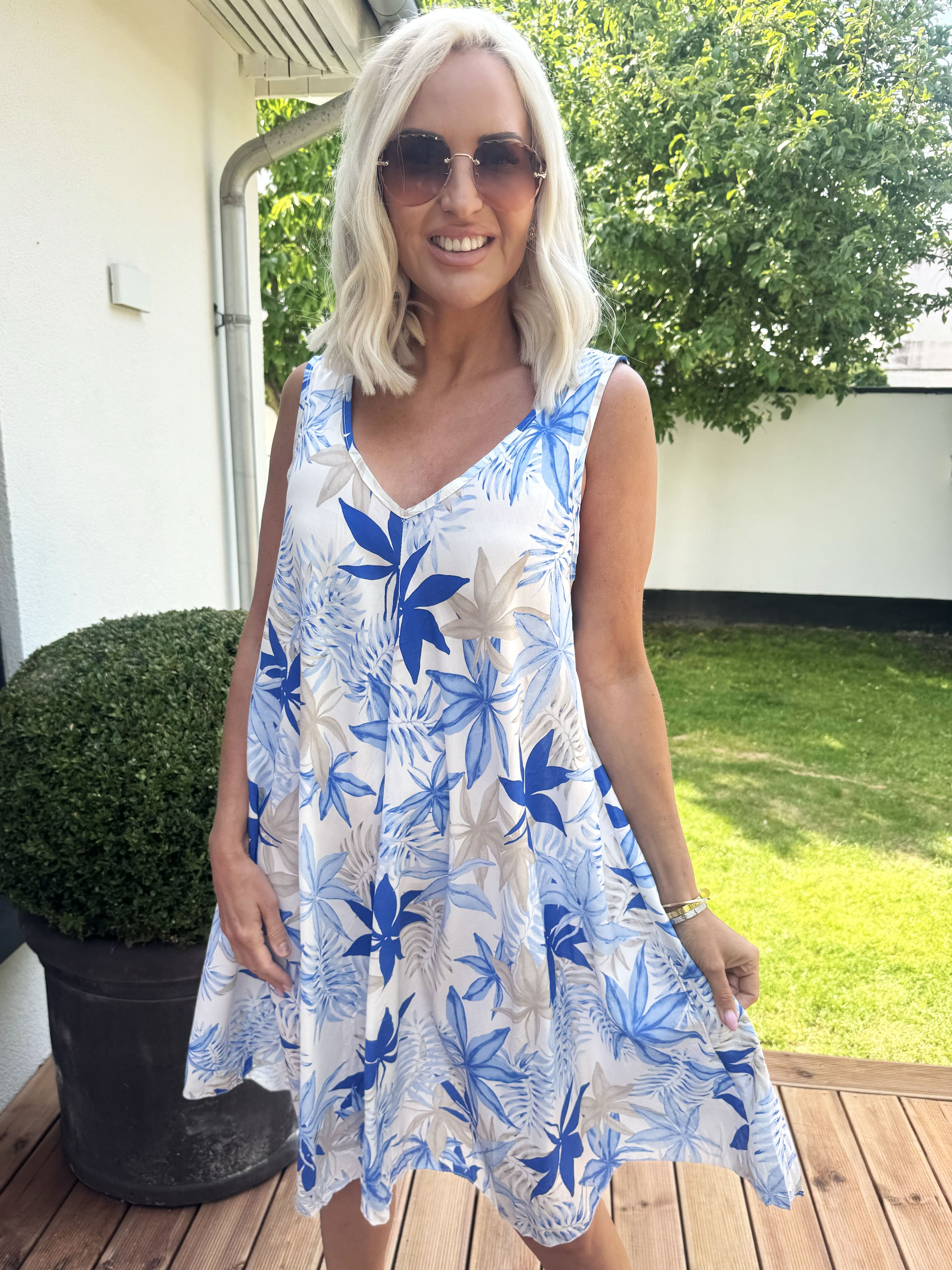 Sigri - Söt blommig klänning i viskos med breda axelband